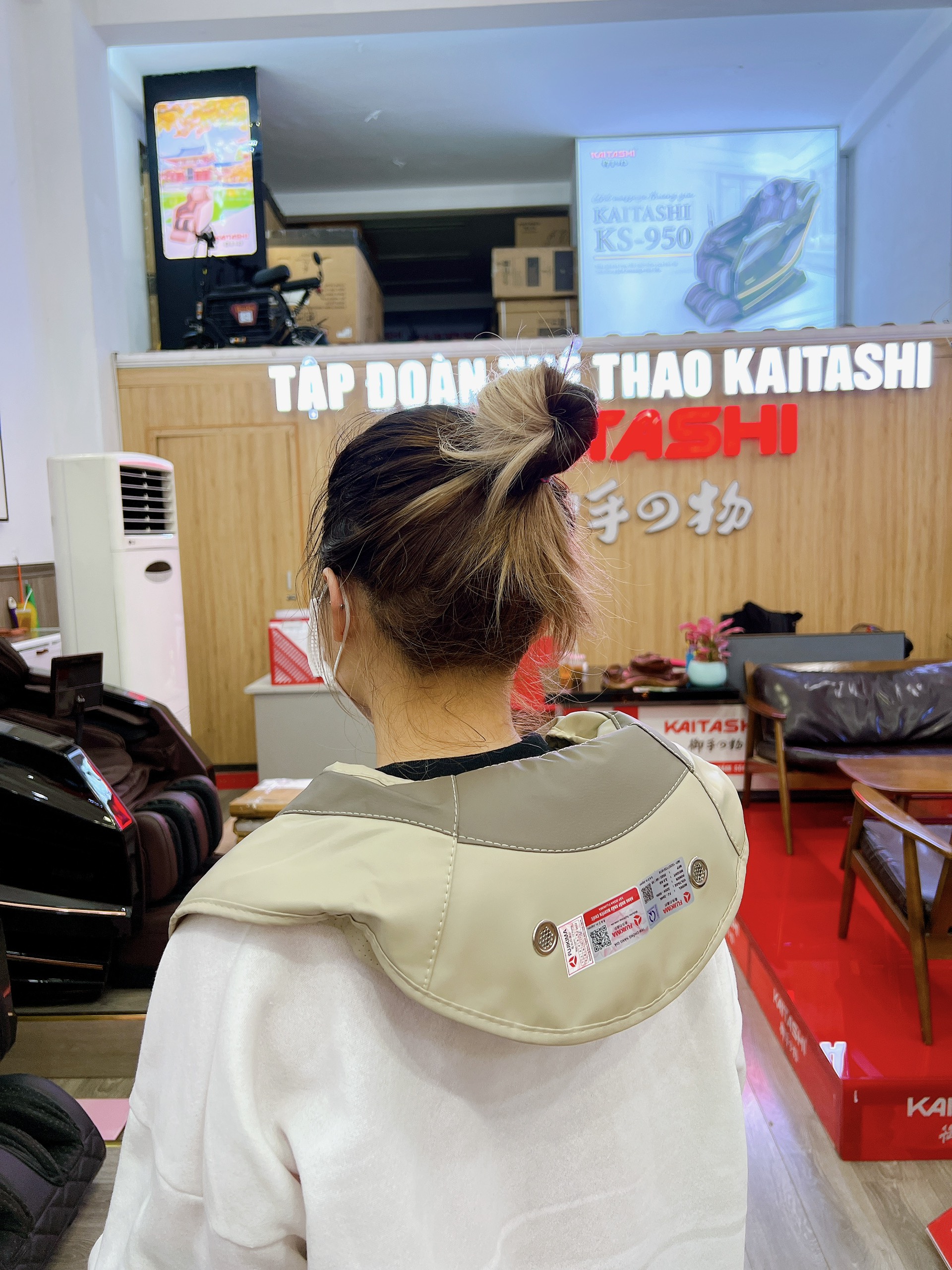 So sánh máy massage cổ vai gáy và máy massage cầm tay – Nên chọn loại nào?